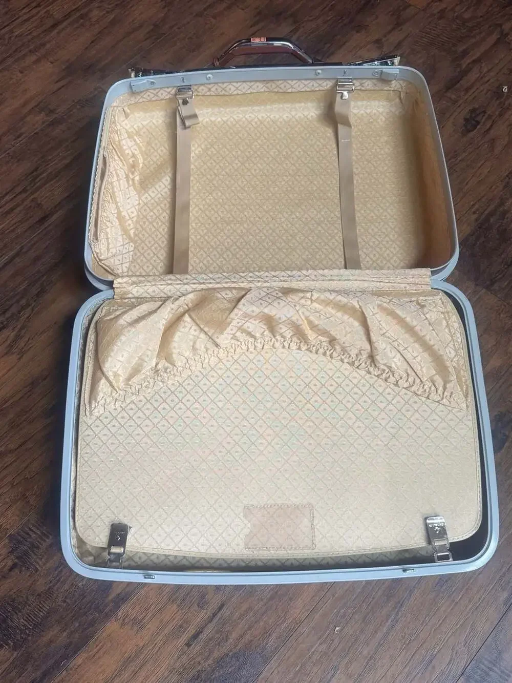 Samsonite classic silhouette